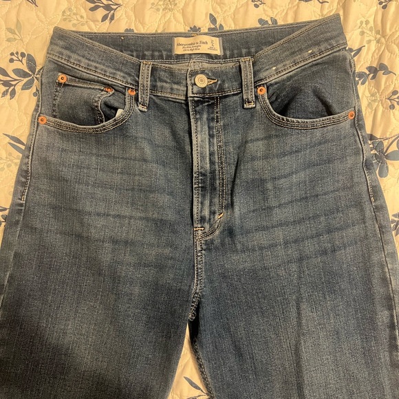 Abercrombie Slim Straight Ultra High Rise Jeans 4R - Picture 2 of 5